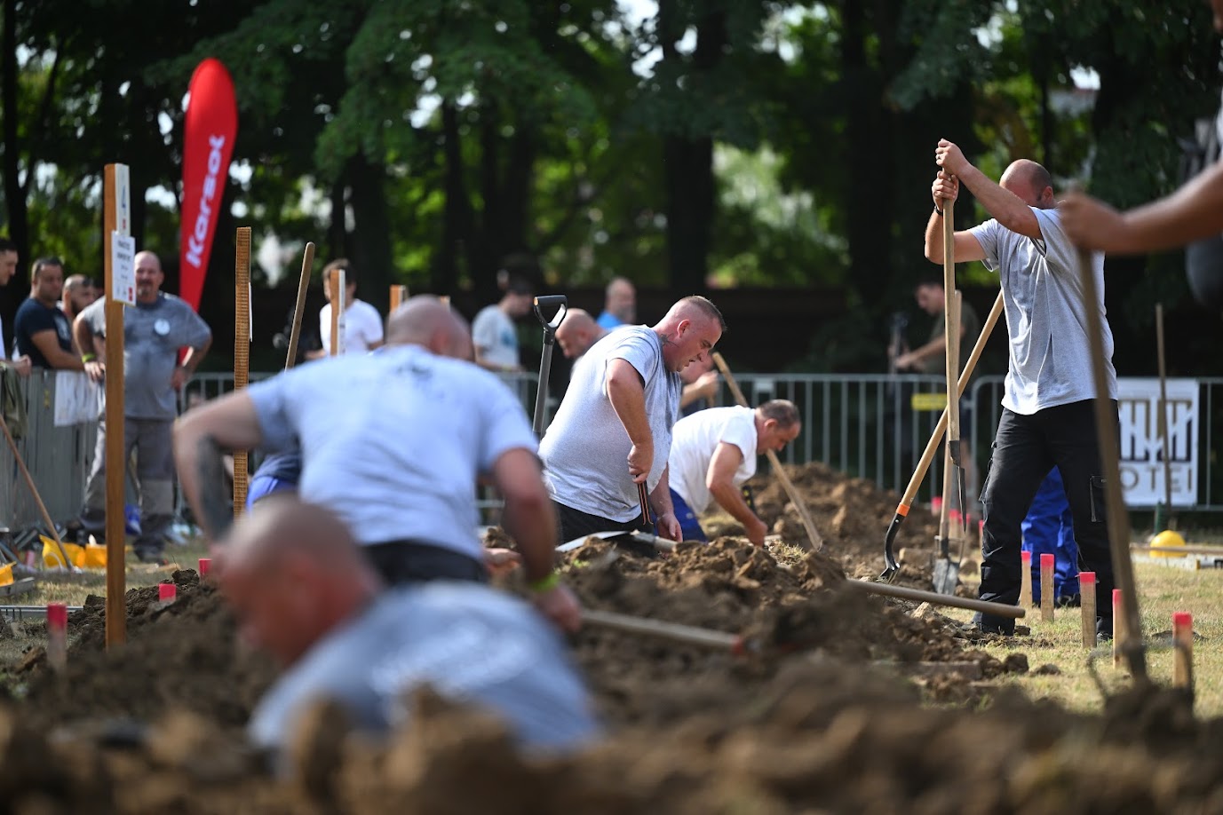 2025-ben is lesz sírásó verseny - itt a 2024. évi megmérettetésről láthatunk egy képet